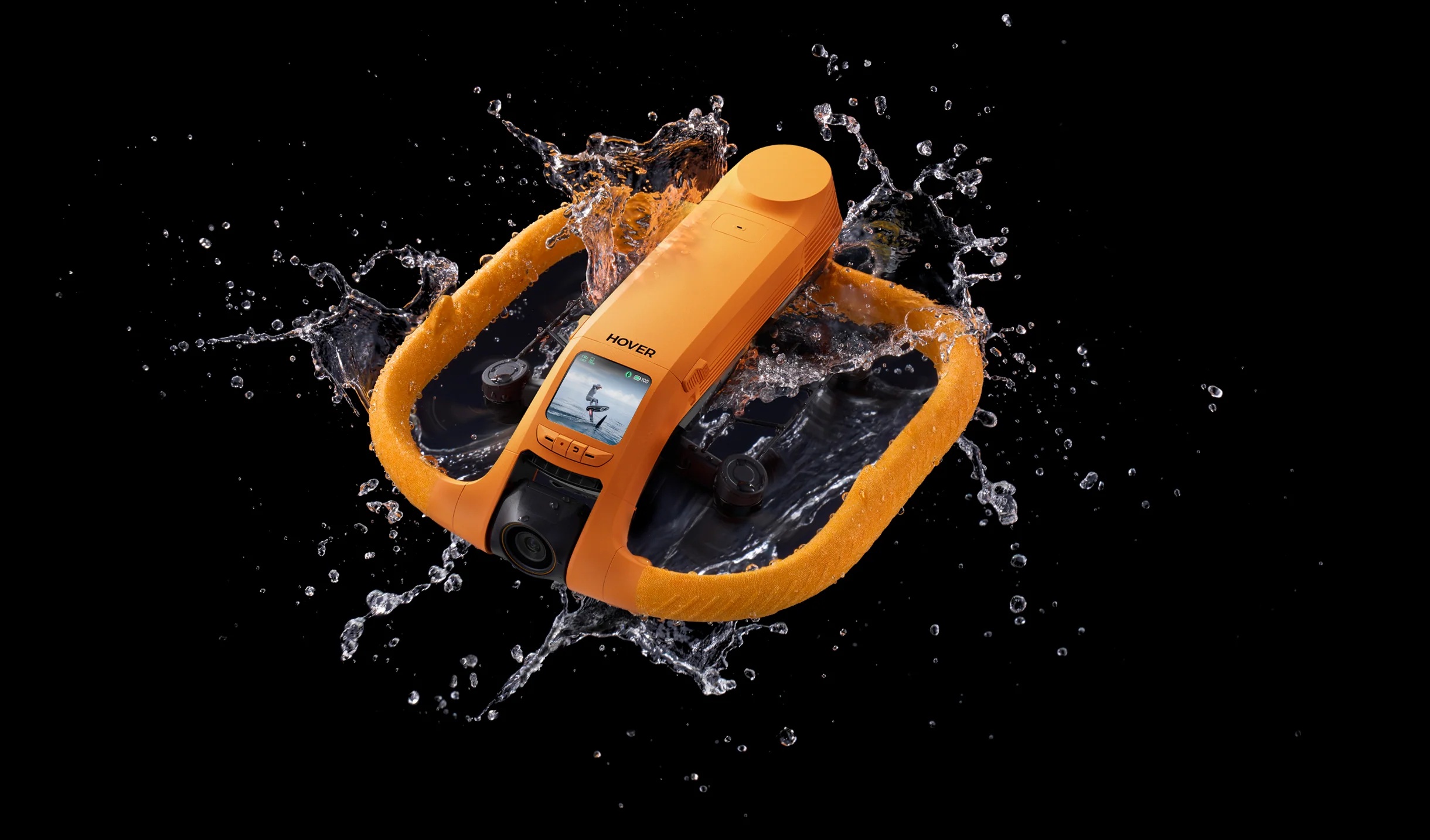 HoverAir Aqua flotando sobre el agua